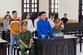 Làm giả hồ sơ lao động, 6 bị cáo lĩnh hơn 17 năm tù