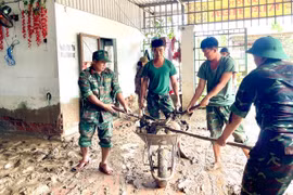 Khánh Hòa: Bộ đội giúp dân khôi phục đời sống sau lũ