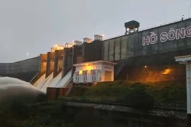 Hồ Sông Cái vượt mực nước thiết kế, mở 5 cửa xả lũ