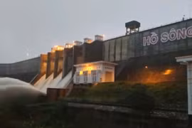 Hồ Sông Cái vượt mực nước thiết kế, mở 5 cửa xả lũ