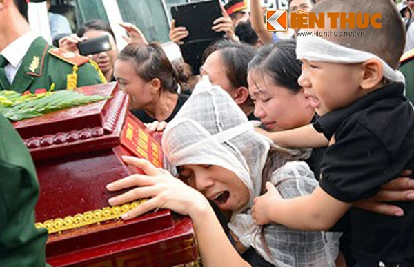 Người thân khóc ngất bên linh cữu các chiến sĩ Mi-171
