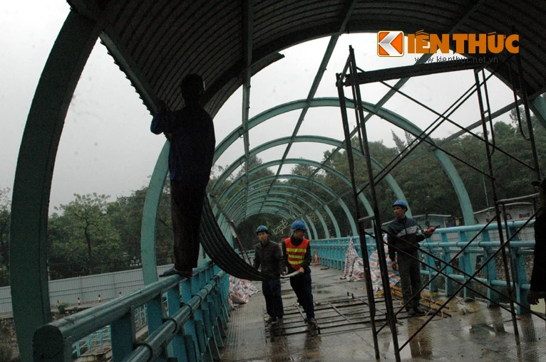 Cảnh tháo bỏ cầu vượt đi bộ giữa lòng Thủ đô