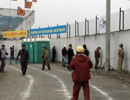 Những hình ảnh rất xấu trong lễ hội chọi trâu ở Hà Nội