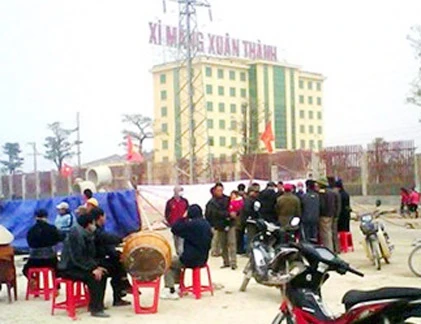 Nhà máy xi măng của Bầu Thụy bị “phong tỏa” 