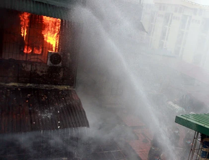 Cháy lớn ở khu tập thể Hà Nội