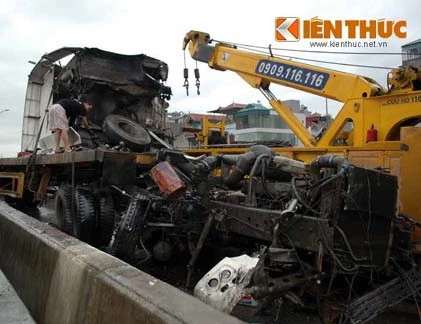 Container húc mạnh vào thành cầu, đầu xe vỡ vụn, bay lên thùng