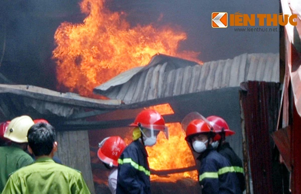 Người dân Hà Nội hoảng loạn trước đám cháy dữ dội