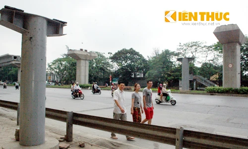 Cầu đi bộ Hà Nội bất ngờ “biến mất” sau một đêm