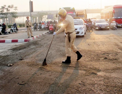 Xem CSGT Thủ đô làm lao công trong giá lạnh 