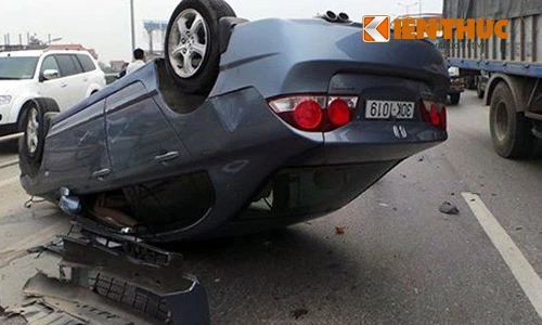 Đâm vào xe container, Honda Civic "chổng vó" lên trời