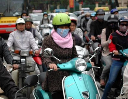 Người Hà Nội trốn rét trong áo mưa, áo phao kín mít