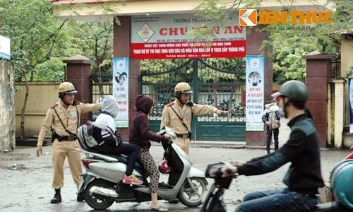 Xem CSGT đứng chốt cổng trường, tóm HS không đội MBH