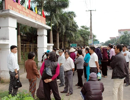 Bị UBND triệu tập vì chữa bệnh bằng hát, bắt tay