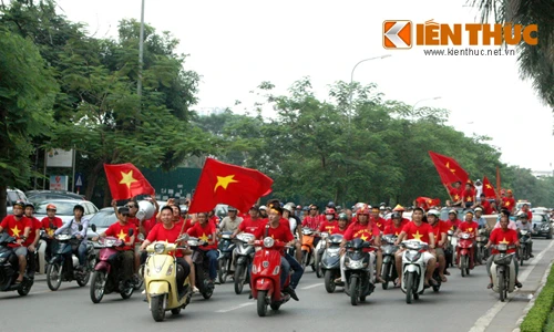 Biển người cùng cờ đỏ sao vàng ùn ùn đến SVĐ Mỹ Đình