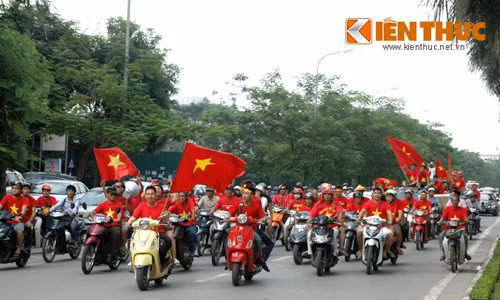 Biển người cùng cờ đỏ sao vàng ùn ùn đến SVĐ Mỹ Đình