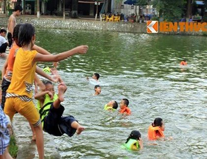 Trẻ em Hà Nội đùa giỡn với hà bá