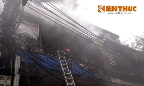 Hiện trường vụ cháy cửa hàng vàng mã ở phố cổ HN