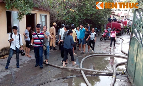 Cháy xưởng gỗ, công nhân lo... cản báo chí tác nghiệp 