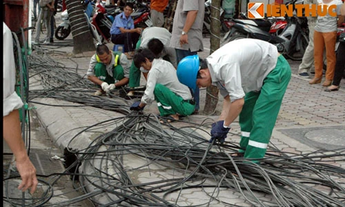 Hà Nội khai tử “rác trời”, dân đồng nát đua nhau nhặt nhạnh