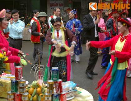 Cụ ông nhảy múa rộn ràng giữa trời mưa