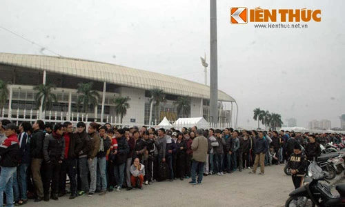 Biển người chịu rét xếp hàng mua vé bán kết AFF Cup
