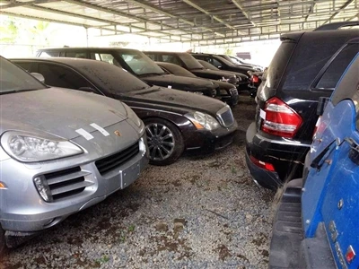 Dàn xe siêu sang trăm tỷ nằm phủ bụi