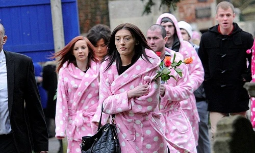 Đám tang độc nhất với hàng trăm áo khoác hồng