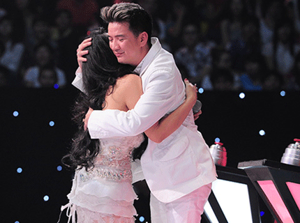 Cận cảnh cái ôm rất chặt của Đàm Vĩnh Hưng khi chia tay Phạm Hà Linh về đội Hồng Nhung. Ảnh: T.L Cận cảnh cái ôm rất chặt của Đàm Vĩnh Hưng khi chia tay Phạm Hà Linh về đội Hồng Nhung. Ảnh: T.L