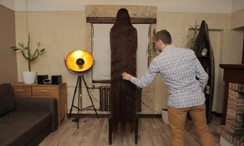 Cô nàng gây choáng với mái tóc dài hơn 2m, nặng hơn 2kg