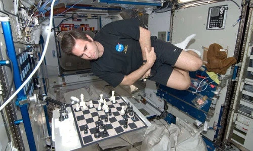 Thú tiêu khiển có “1-0-2” của phi hành gia trên vũ trụ