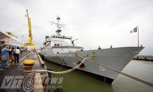 Thăm quan bên ngoài tàu chiến Pháp đang ở Đà Nẵng