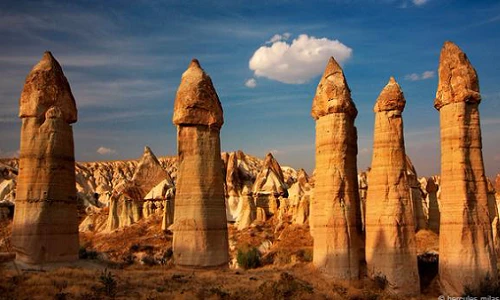 Cột đá "của quý" và những hình thù dị từ núi lửa