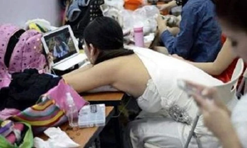 Cảnh ăn ngủ vạ vật xấu xí của người mẫu xe hơi