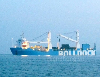 Bắt đầu đưa tàu ngầm Hà Nội xuống vịnh Cam Ranh