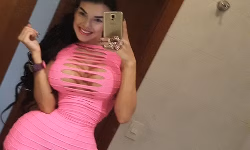 Hình ảnh kỳ quặc của cô gái có vòng eo nhỏ nhất thế giới