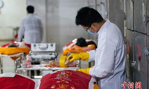 Tận mắt xem chuyên gia trang điểm xác chết hành nghề