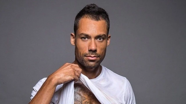 Người đàn ông mang hậu môn giả đi thi siêu mẫu