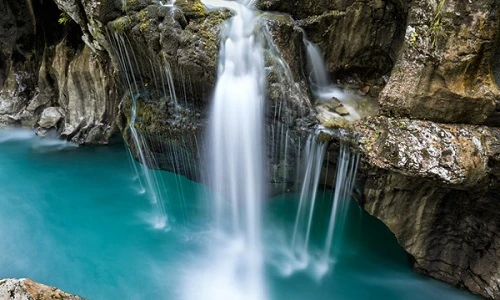 Dòng sông kỳ lạ chảy trong xanh, đẹp ngỡ chốn tiên cảnh