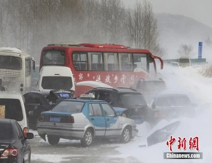 Tai nạn khủng khiếp vì tuyết dày ở Trung Quốc