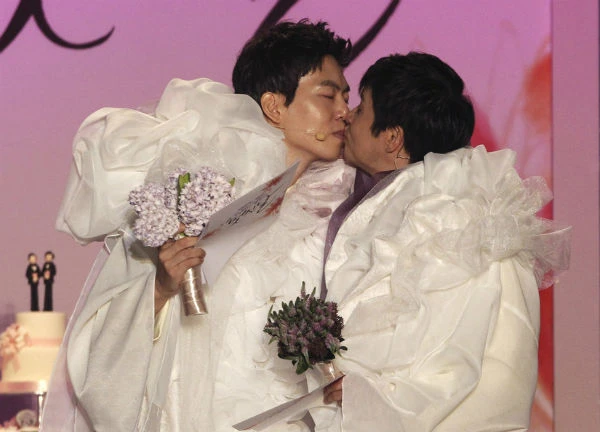 Đạo diễn đồng tính Kwang Soo diện váy cưới trong hôn lễ