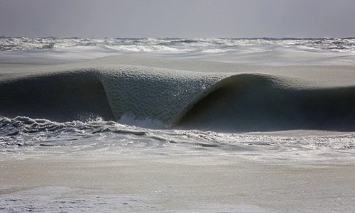Khó tin cảnh tượng sóng biển đang cuộn chảy đóng băng 