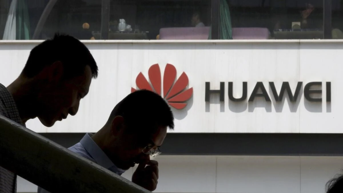 Bị Huawei sa thải, kỹ sư từng được khen phải đi quét rác