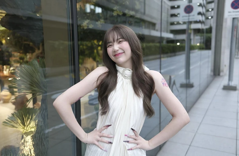 Nhan sắc “trong veo” của nữ coser 33 triệu tim TikTok