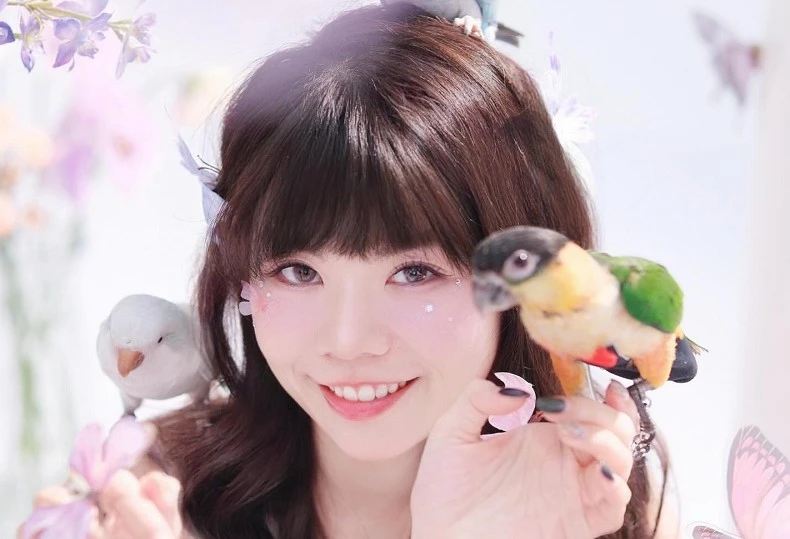 Hot girl viral vì biệt tài nuôi chim vẹt độc lạ