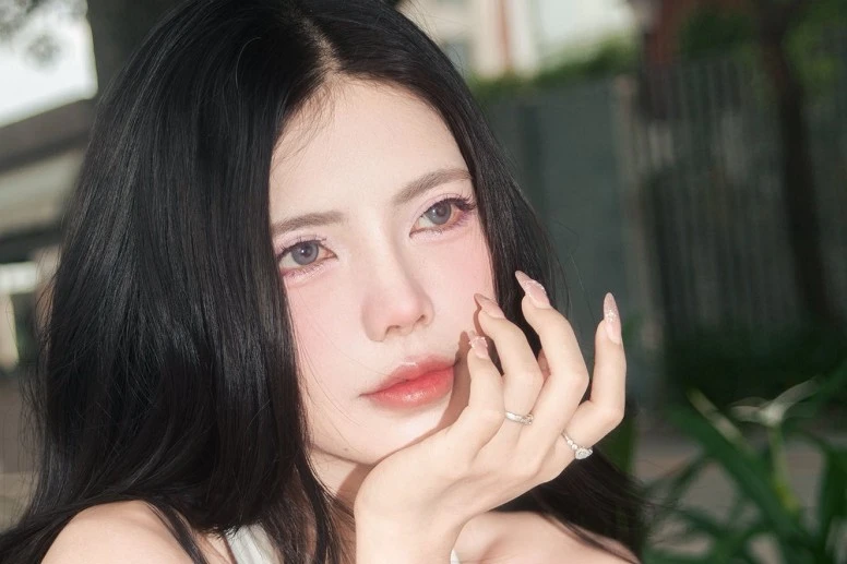 Mai Dora diện váy ngắn khoe chân dài, fan “đổ gục”