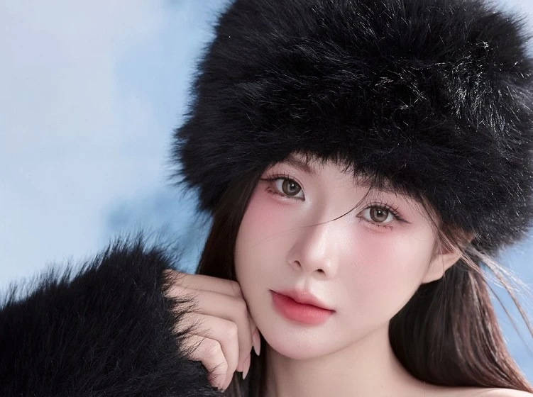 Bắt trend biến hình, nữ MC gây sốt với bikini táo bạo