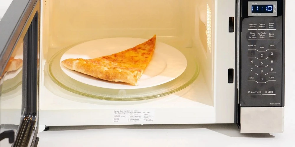 Vì sao đĩa lò vi sóng cứ xoay khi hâm nóng thức ăn?