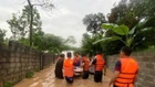Mưa trắng trời, nhiều nơi ở Thái Nguyên ngập sâu