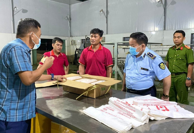 Việc kiểm tra ban đầu gặp khó khăn bởi hộ kinh doanh không tự nguyện hợp tác. Đến 17h30 cùng ngày, tổ công tác mới có thể vào được bên trong để triển khai các bước kiểm tra theo quy định.. Ảnh N.C h3.jpg