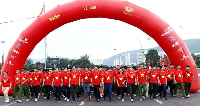 Điểm cầu chính được tổ chức tại Quảng trường Nguyễn Tất Thành (phường Quy Nhơn, tỉnh Gia Lai), cùng nhiều địa phương trong tỉnh với sự tham gia của hơn 5.000 cán bộ, chiến sĩ, nhân dân tỉnh nhà. Ảnh; V.M 1.jpg